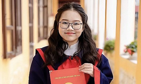 Cú đúp điểm 10 của nữ thủ khoa chuyên Toán