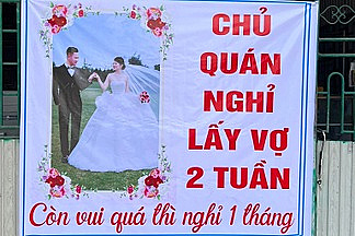 Cưới được vợ xinh, anh chủ treo biển “vui quá nghỉ 1 tháng”