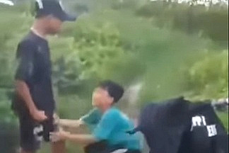 Vụ nam sinh quỳ gối van xin vẫn bị đánh dã man: Xử lý nghiêm